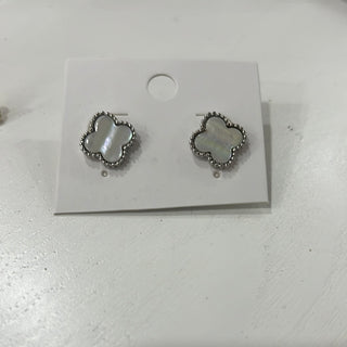 Mother of Pearl Clover Earrings Silver